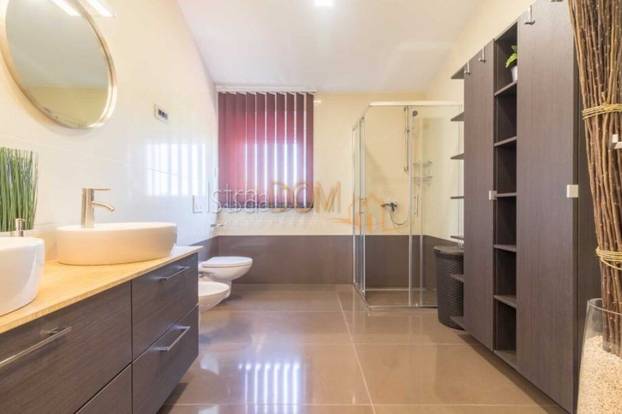 FOTO U ovoj vili u Istri možete živjeti kao u filmu: Ima jacuzzi, vinski podrum i terene za sport