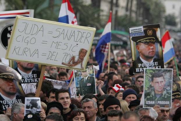 ARHIVA - Prepuna splitska riva tijekom skupa podrške uhićenom generalu  