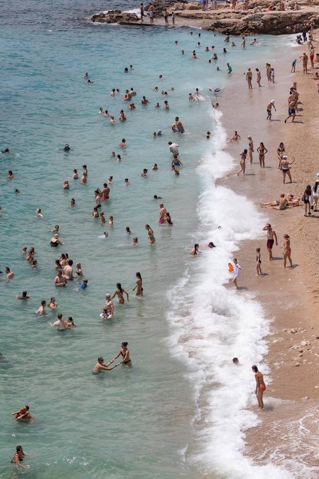Dubrovnik:  Prepune dubrovačke plaže i gužva unutar zidina