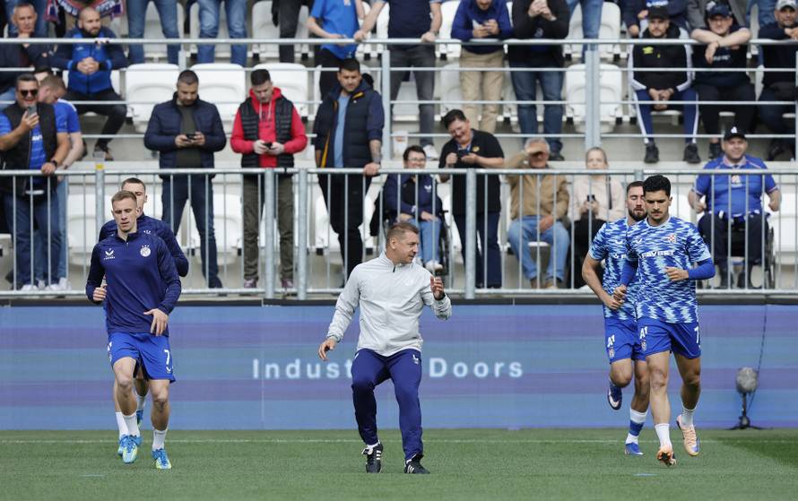 Osijek: Zagrijavanje uoči početka utakmice finale Hrvatskog nogometnog kupa između Dinama i Rijeke