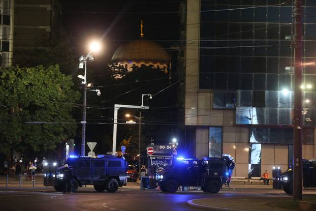 Beograd: Policija rastjerala građane koji su bili okupljeni u Ulici Kneza Miloša, nekoliko građana ozlijeđeno