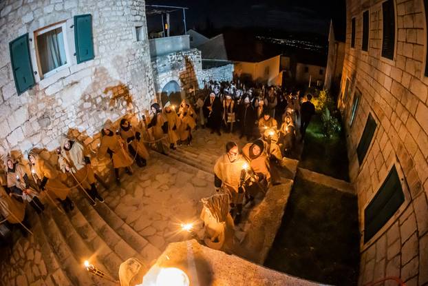 U Imotskom na Cvjetnicu uprizorena „Imotska Muka“, scenski prikaz Muke Gospodina našega Isusa Krista 