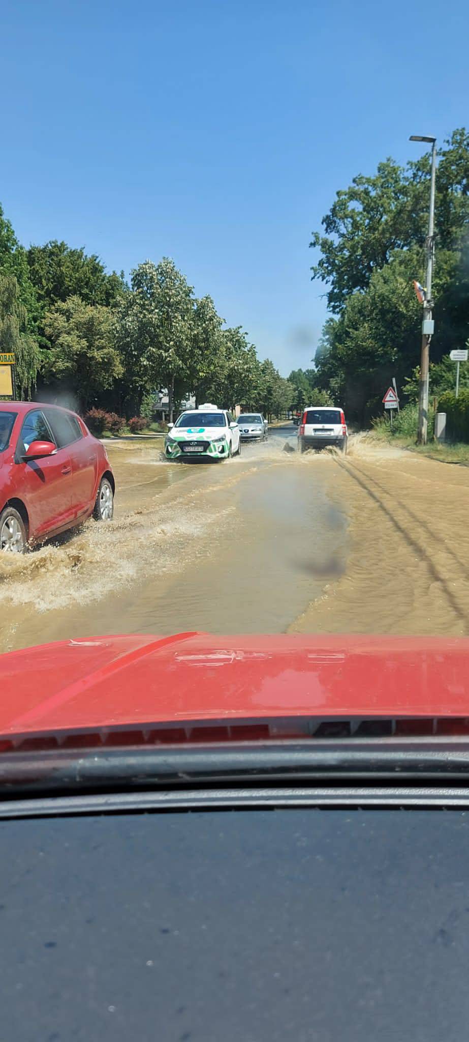 Pogledajte snimke iz Zaprešića: Grad ima rivu! Poplava na cesti, voda ljudima ulazila u dvorišta