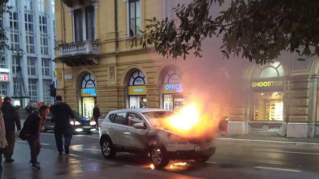 Auto se zapalio u vožnji usred Rijeke, vozač izašao na vrijeme