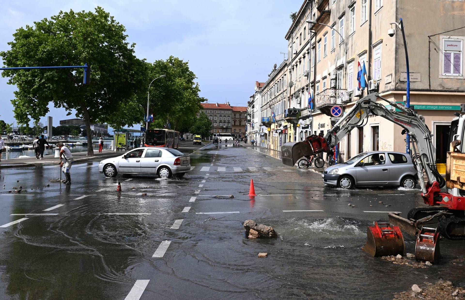 Poplava u centru Rijeke: Bager oštetio vodovodnu cijev, puno stanovnika ostalo je bez vode