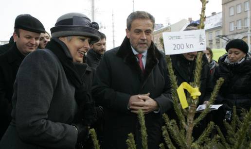 Premijerka Kosor i Bandić za Caritas pomogli prodati borove