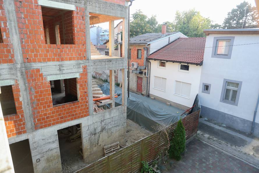 Pa je li to moguće? Bespravno je odsjekao cestu, susjedima voda ulazi pod kuće. I nikome ništa...