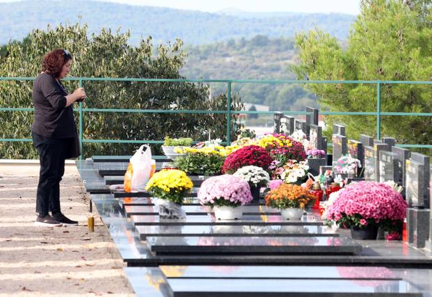Šibenik: Na blagdan Svih svetih gra?ani posje?uju grobove svojih najmilijih