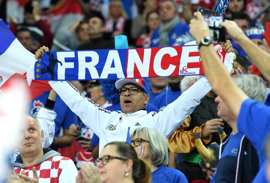 Ona je bila u svom điru: Curo, naši su Kauboji, ne Indijanci...