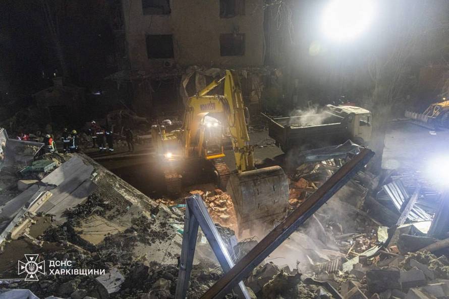 Rusi u udaru na Harkiv srušili zgradu, među ubijenima i dijete