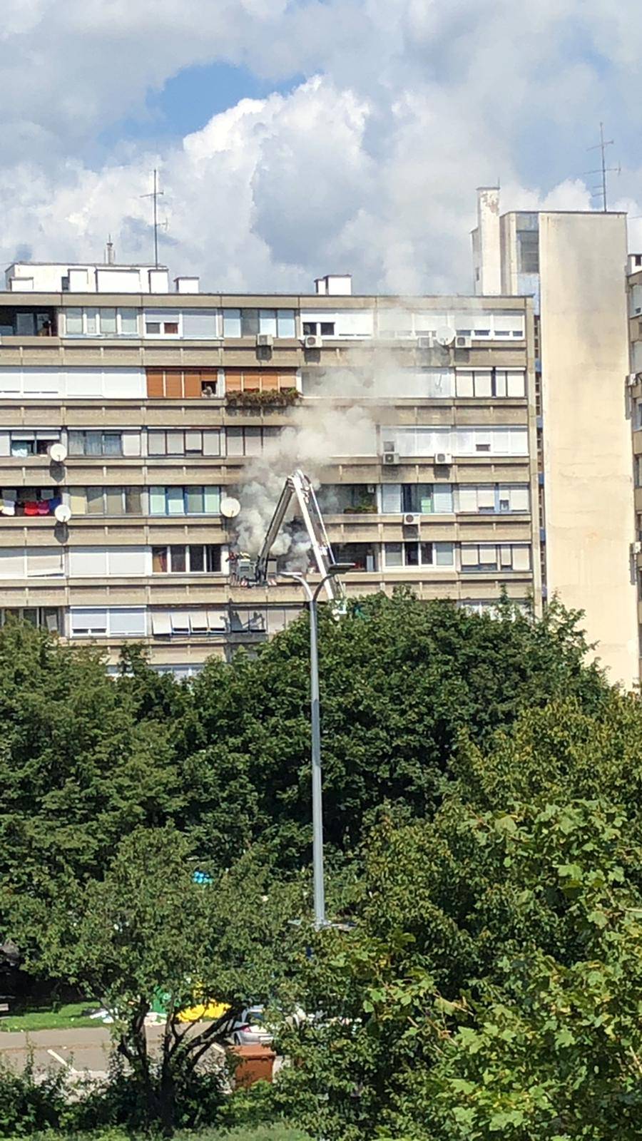 Požar u Zagrebu: Gorio stan na Krugama, sukljao je gust dim