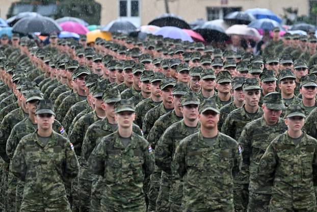 FOTO Suze i zagrljaji u Požegi: 900 novih ročnika položilo prisegu, među njima i 53 žene