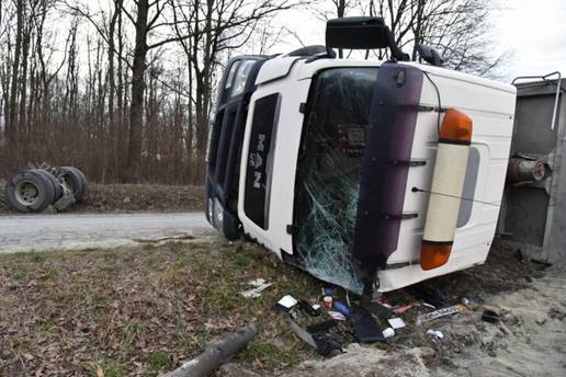 Vozač teško ozlijeđen, kamionu pukla osovina te se prevrnuo