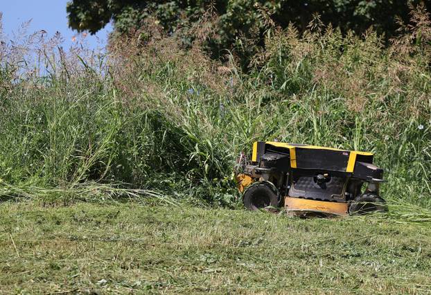 Gračani: Zagrebački Zrinjevac počeo je koristiti kosilice za travu na daljinsko upravljanje