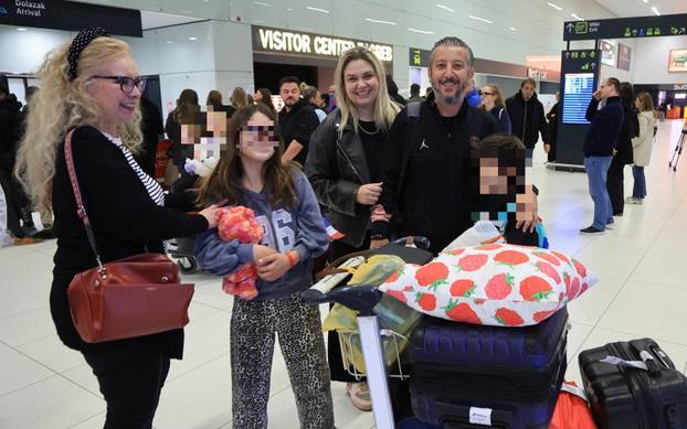 FOTO 123 Hrvata sretno stiglo nazad u domovinu! Dočekale ih obitelji, smijeh i pokoja suza...