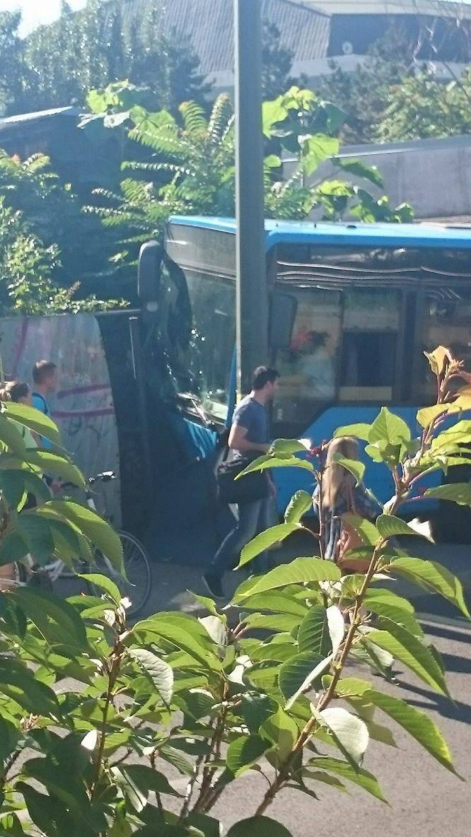 ZET-ov bus zabio se u ogradu: Četvero ljudi završilo u bolnici