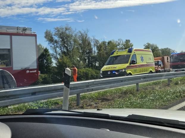 FOTO I VIDEO Galerija užasa kod Rugvice. Vatrogasci spašavali vozača, HAK: Kolona je 6 km