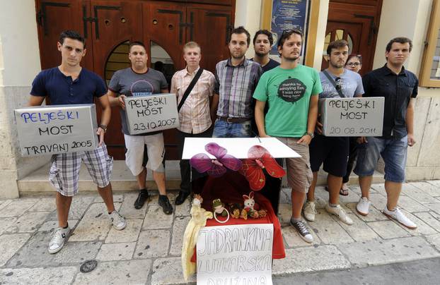 Split: Mladi SDP-ovci ismijali premijerkino polaganje kamena temeljca