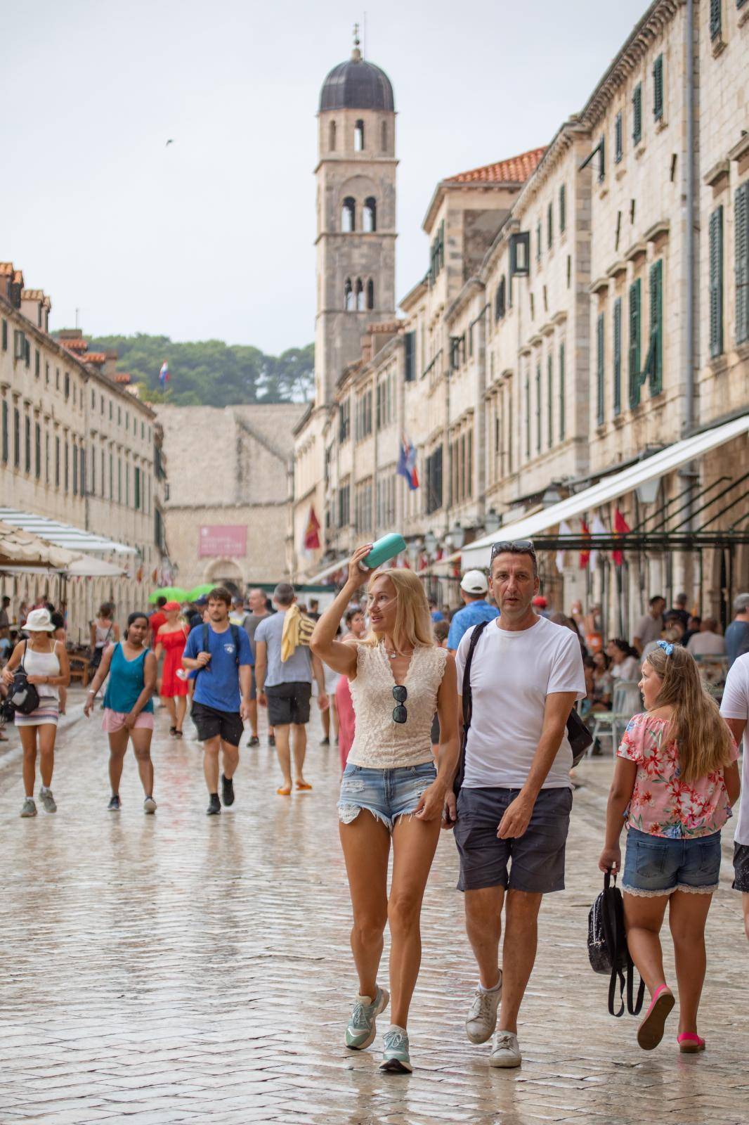 Dubrovnik: Kiša nije omela brojne turiste u razgledavanju grada