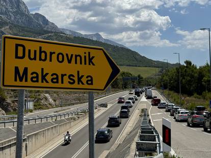 Krcata plaža u Baškoj Vodi, ogromna kolona do Makarske