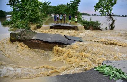 Monsunske poplave usmrtile 42 osobe u Bangladešu i Indiji...