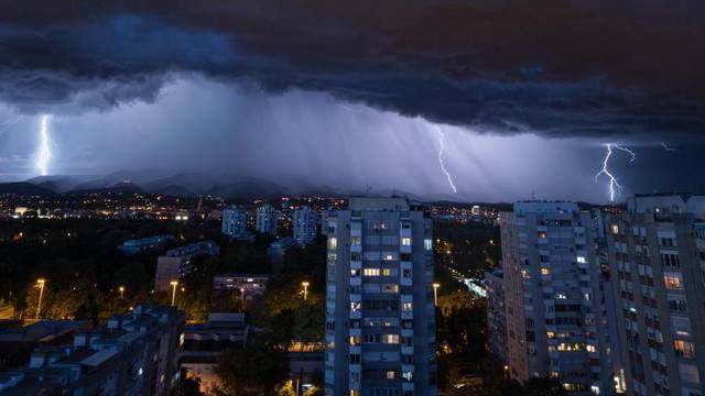 Munje i oblaci iznad Zagreba tijekom nevremena