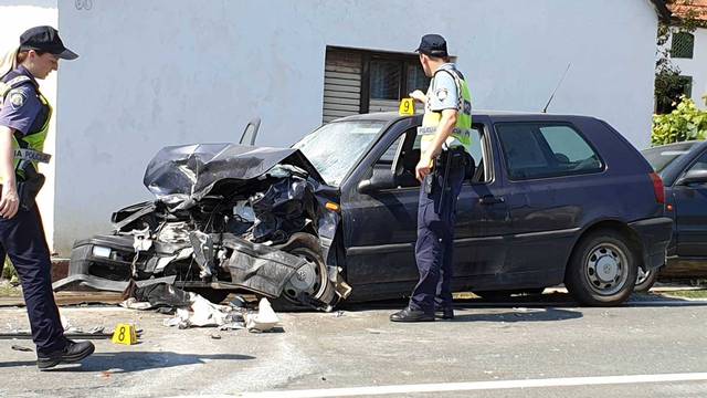 Frontalni sudar kod Bresnice: Vozač preminuo u vozilu Hitne