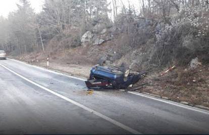 Auto sletio s ceste kod Ličkog Lešća: Poginuo je mladić (21)