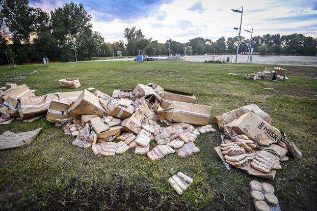 Zagreb: Uz jezero Bundek i dalje stoje hrpe otpada s koncerta i bačene hrane