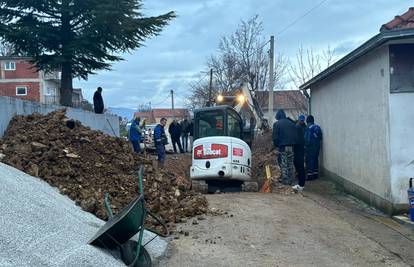 Tisuće u Dalmatinskoj zagori su bez vode, pukla cijev vodovoda: Uništena cesta, kuće poplavile...