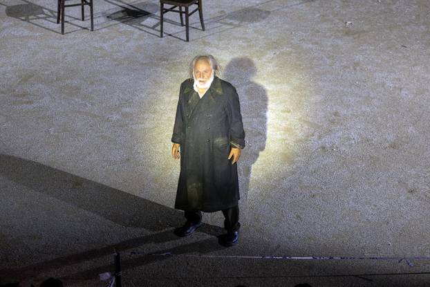 Pula: U Malom rimskom kazalištu odigrana je predstava "Antigona - 2000 godina kasnije"