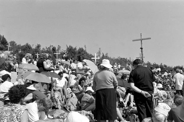 Brojni vjernici na obilježavanju 10. godišnjice ukazanja u Međurgorju, 25.6.1991.