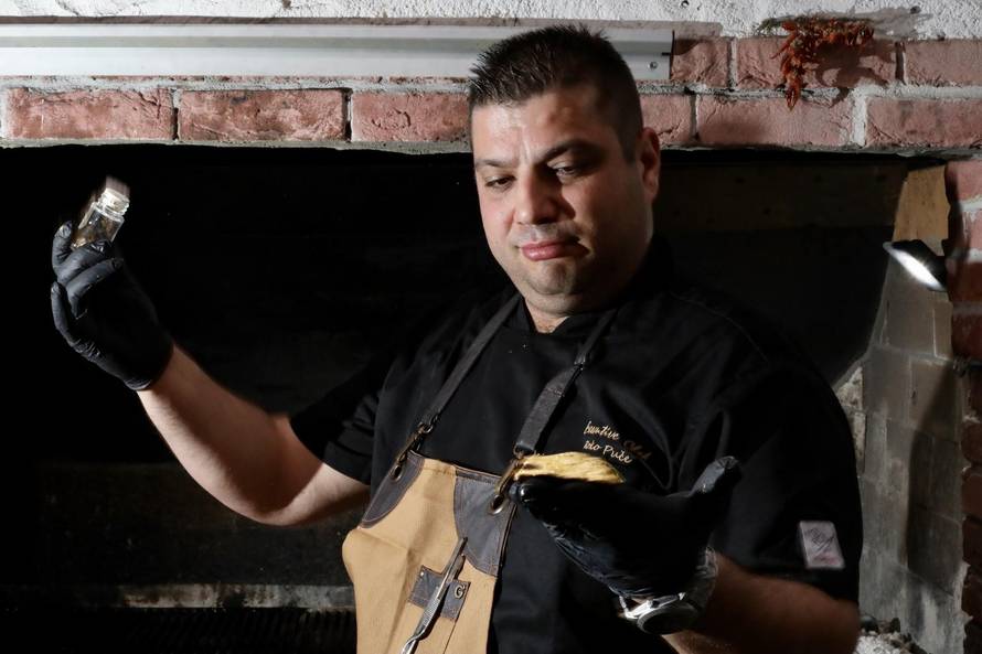 Biftek omotan zlatnim listićima: Dok se sprema porcija od 7500 kuna, ne smijete niti disati...