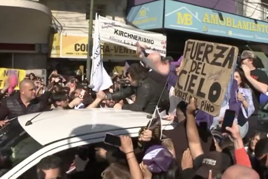 Argentinac Milei pobjegao je s predizbornog skupa nakon što su prosvjednici bacali kamenje