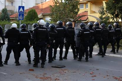 FOTO Huligani prekinuli susret bez gledatelja u Srbiji! Tukli se s policijom, odjekivale detonacije