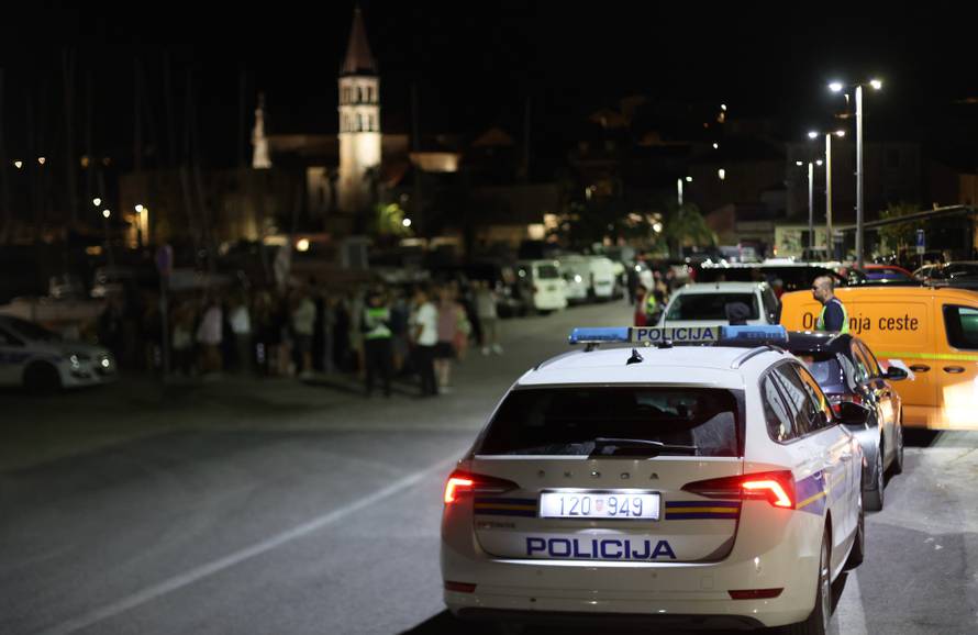 Milna: Zbog požara turisti proveli noć na rivi
