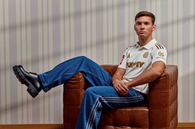 FOTO Hajduk je predstavio treći dres. Slavi 100 godina operete