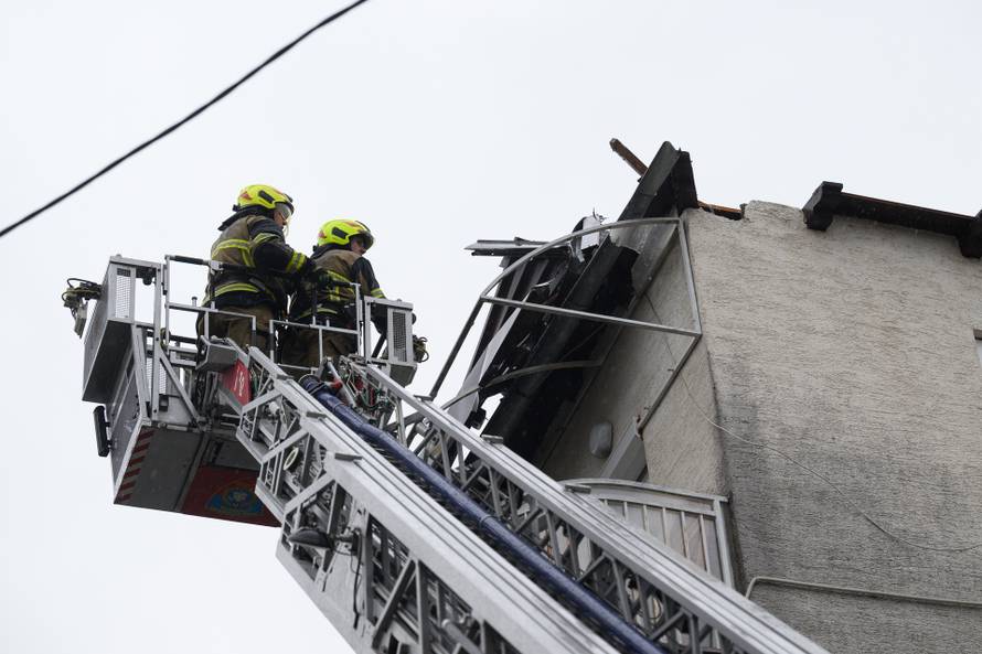 Zagreb: Krov kuće oštećen u nevremenu na Ljubljanici, vatrogasci saniraju štetu