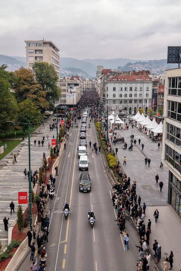 Sarajevo: Pogled iz zraka na povorku prema gradskom groblju Barama