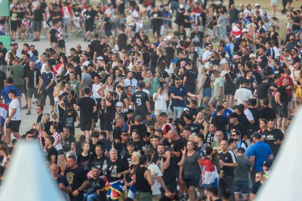 Zagreb: Obožavatelji zauzimaju mjesta unutar Hipodroma uoči početka koncerta