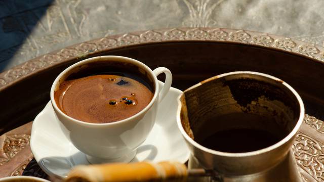 Najviše volite crnu kavu i tamnu čokoladu? To vam je u genima...