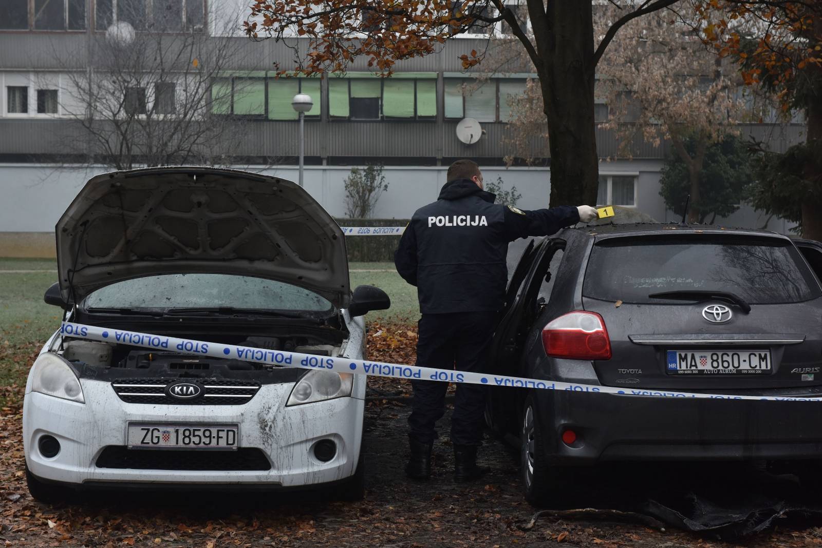 Zagreb: U Folnegovićevom naselju izgorjelo nekoliko automobila