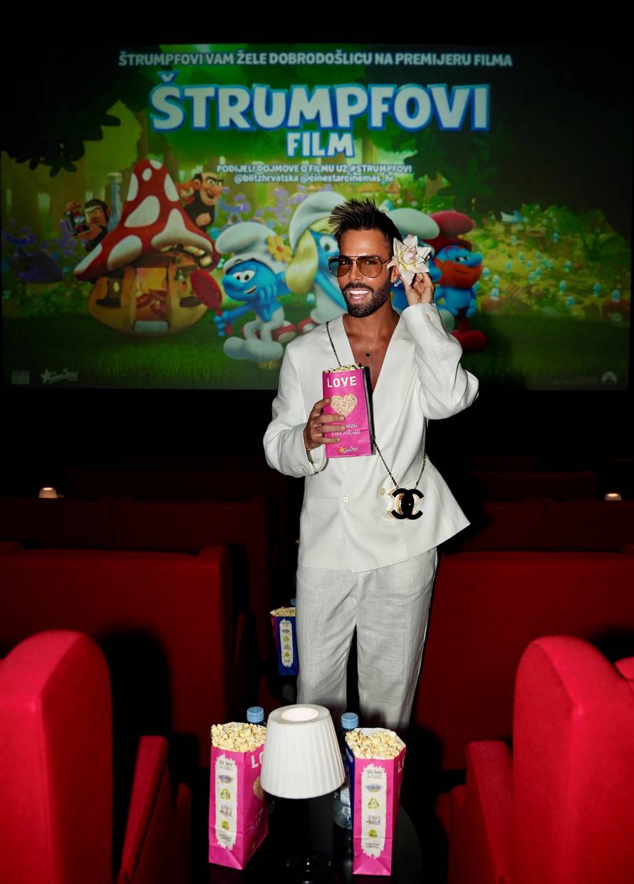 Maja šuput u zagrljaju svojih najmlađih fanova na premijeri