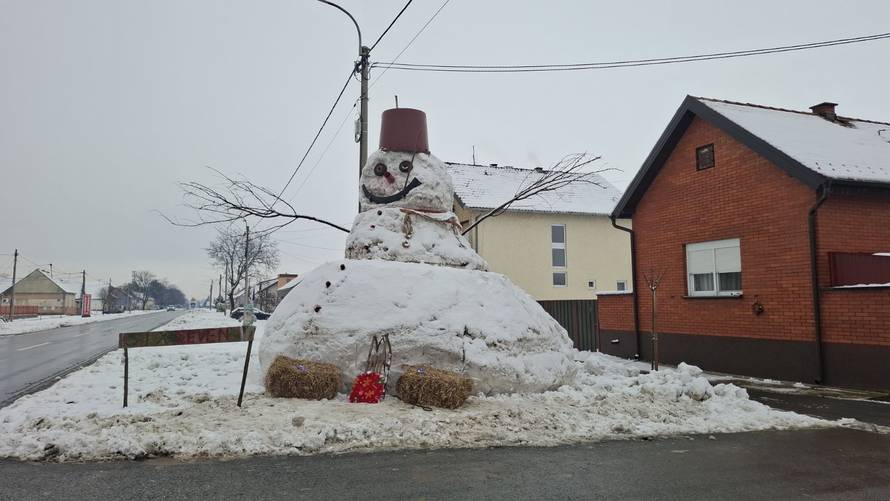 VIDEO Zimske radosti u Bijelom Brdu: 'Snješka od gotovo sedam metara gradili smo devet sati'