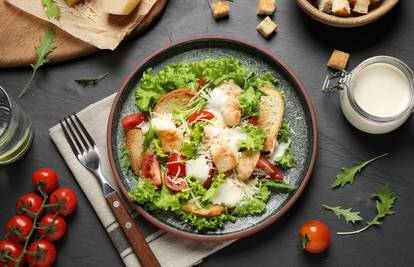 Fino i jednostavno: Cezar salatu možete lako spremiti kod kuće
