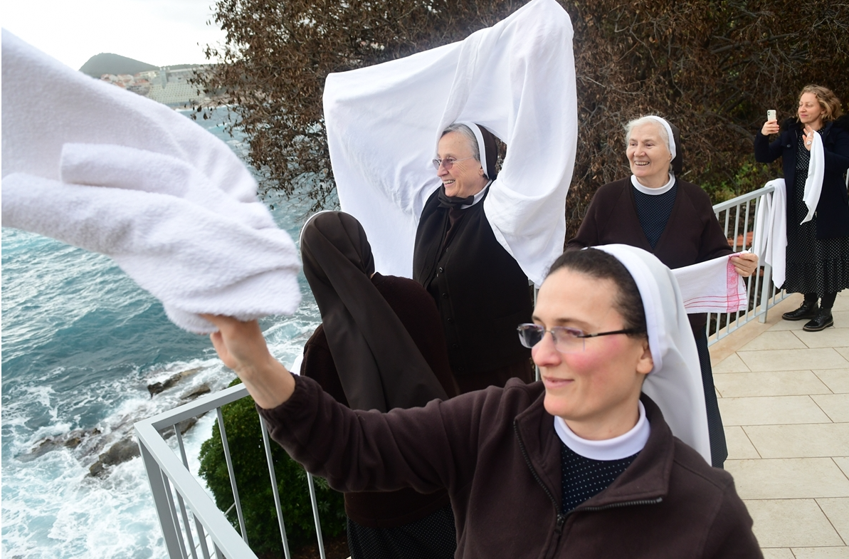 Časne 'dančarke' pozdravile naše pomorce: 'Često nas s nemirnih mora zovu za molitvu'