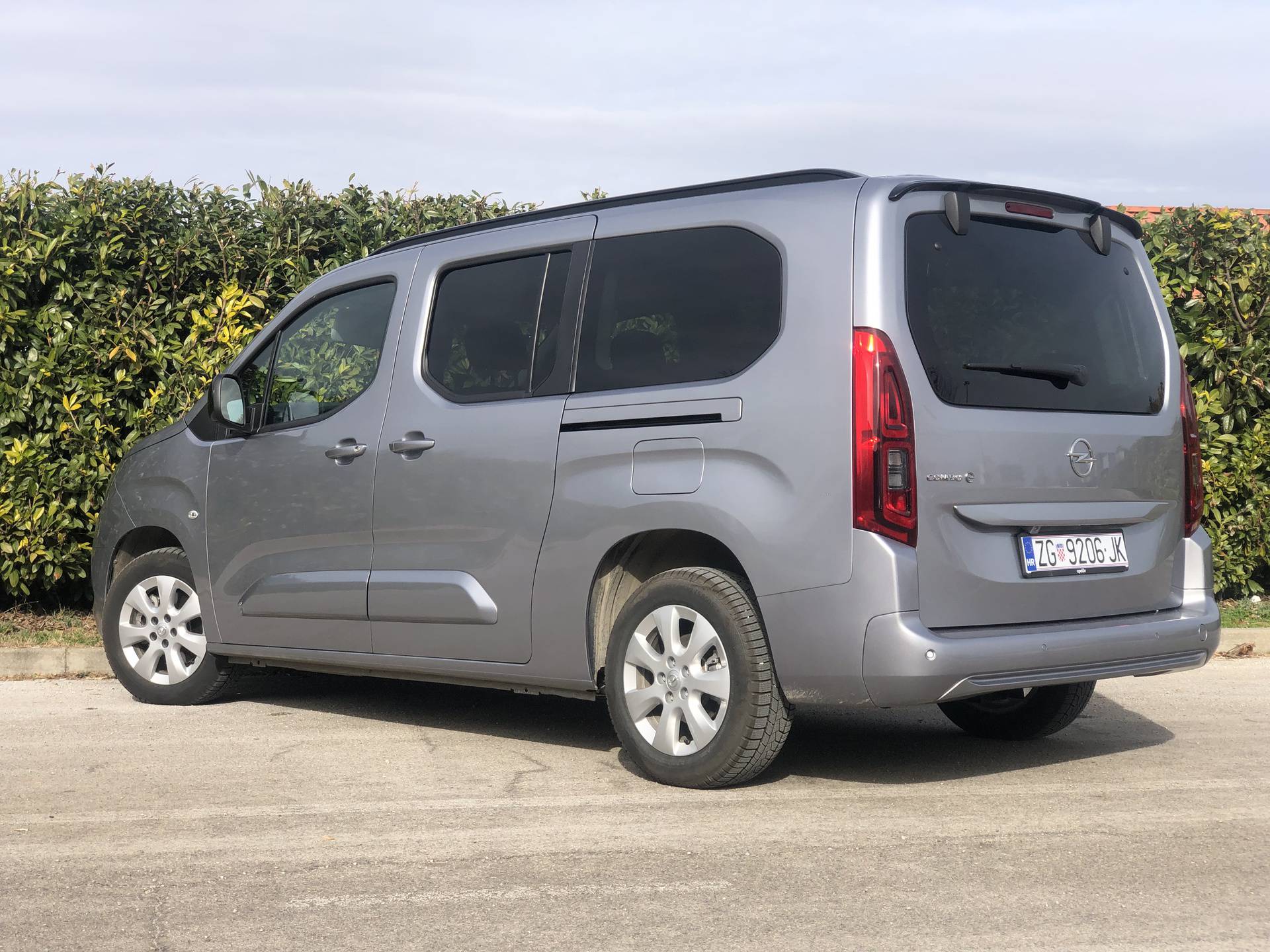 Test Opel Combo-e Life: Dobar gradski obiteljski auto, ali...