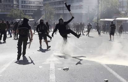 Policija suzavcem rastjerala 50.000 prosvjednika u Ateni 