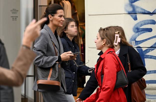 Zagreb: Iva Radić u društvu kćeri prošetala je po gradu 