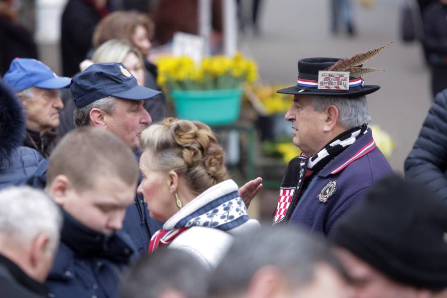 Prosvjednici došli do Kamenitih vrata, dalje ne mogu: 'Izdaja!'